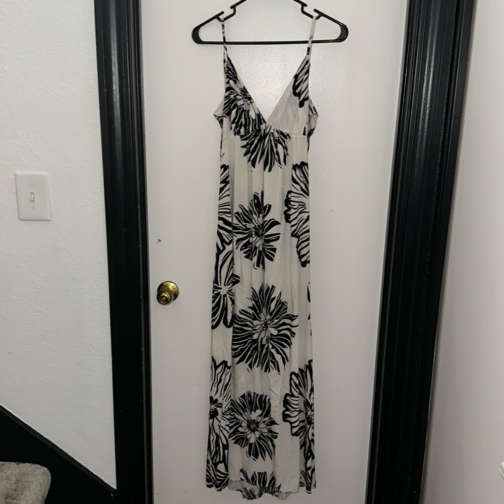 Hering Black and White Floral Tie Back Maxi Dress in Size Medium
